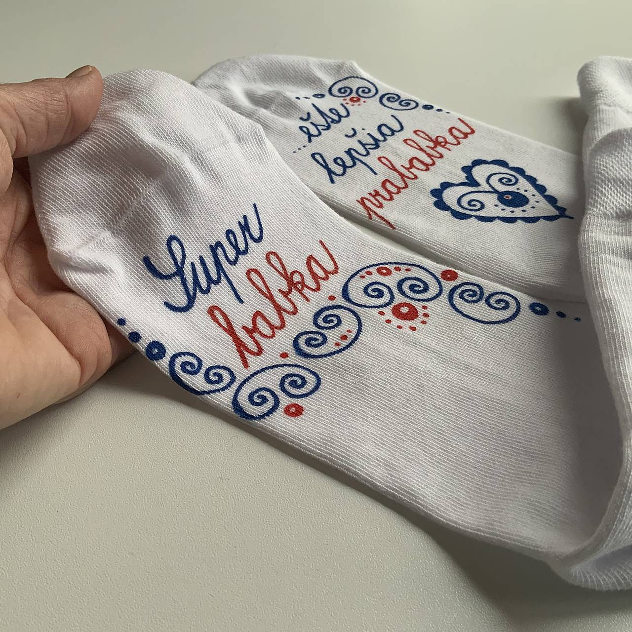 Maľované ponožky s nápisom : "Super MAMA/MAMKA/ ešte lepšia BABIČKA" (Folk s nápisom “Super babka, ešte lepšia prababka”)