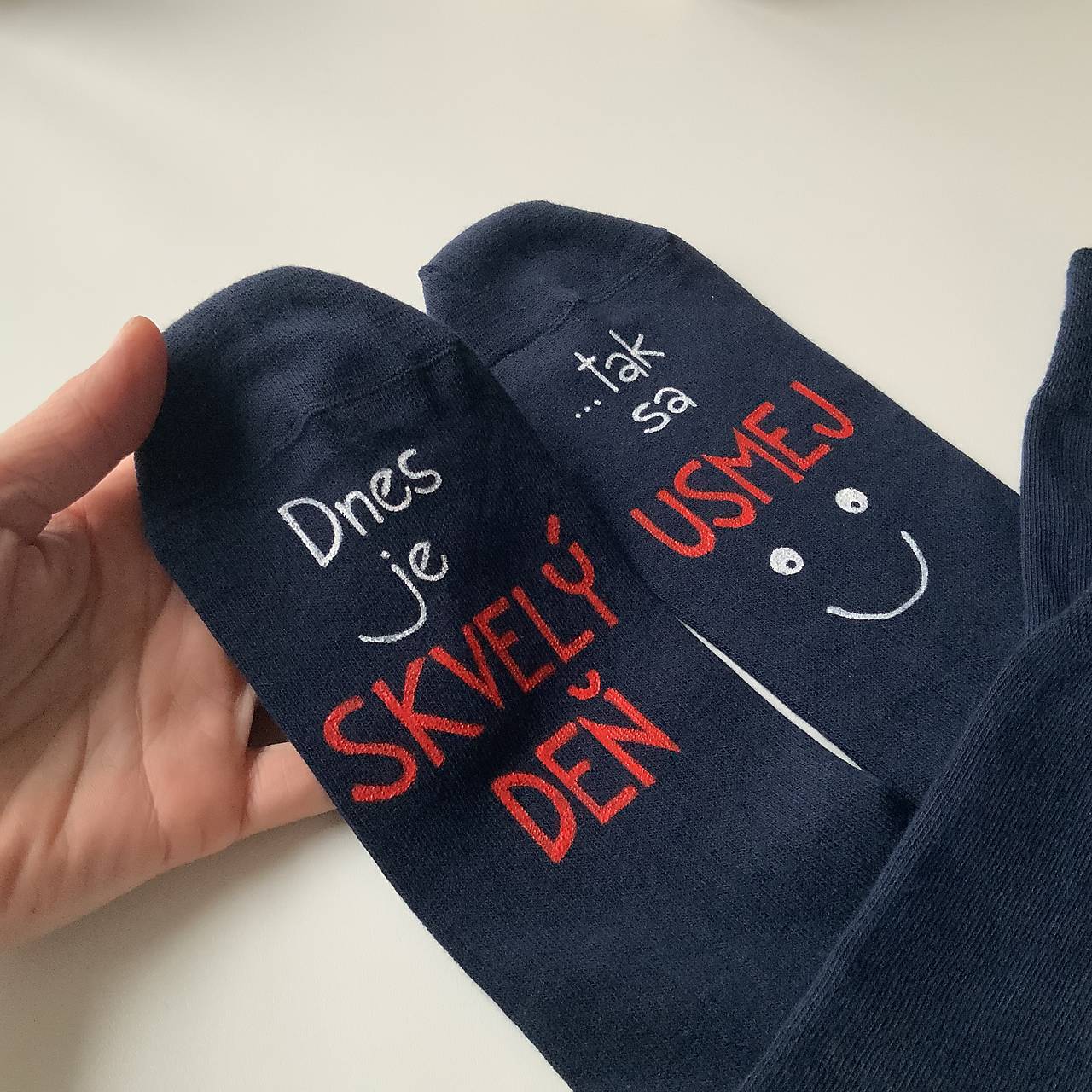 Motivačné maľované ponožky s nápisom "Dnes je skvelý deň" (Tak sa usmej" (Tmavomodré ))
