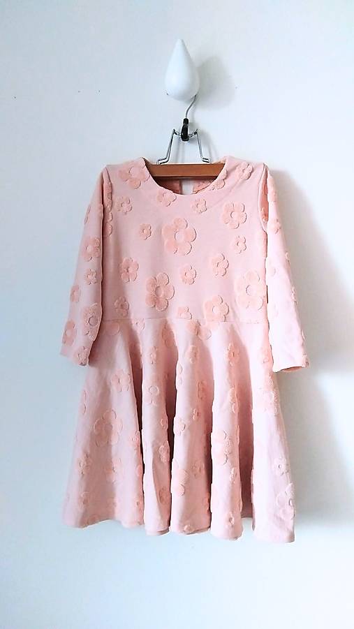 Pudrovo ružové bavlnené úpletové šaty so štruktúrovanými kvietkami