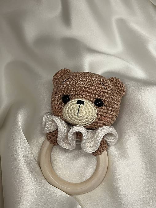 Hračky - Háčkovaná hrkálka - macko  (Macko s bielym golierikom) - 18034229_