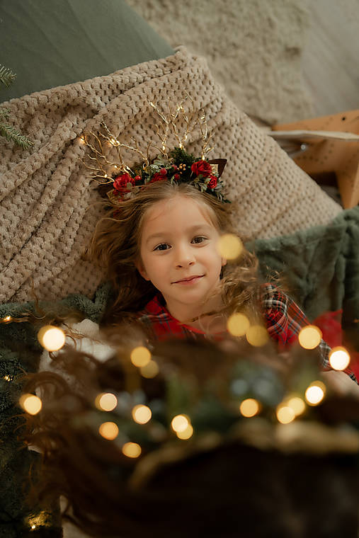 Čelenka so svetielkami "vianočná ruža"