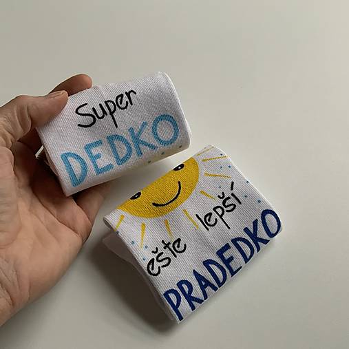 Maľované pánske ponožky s nápisom : "Super OCKO (starký)/ ešte lepší DEDKO (prastarký)" (biele s modrou)