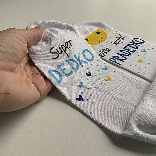 Maľované pánske ponožky s nápisom : "Super OCKO (starký)/ ešte lepší DEDKO (prastarký)" (biele s modrou)