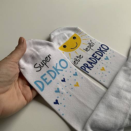 Maľované pánske ponožky s nápisom : "Super OCKO (starký)/ ešte lepší DEDKO (prastarký)" (biele s modrou)