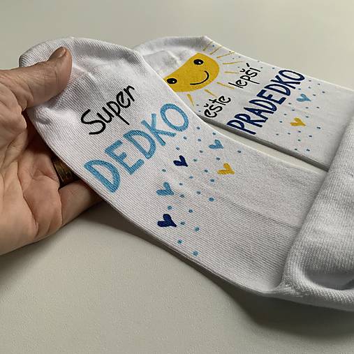 Maľované pánske ponožky s nápisom : "Super OCKO (starký)/ ešte lepší DEDKO (prastarký)" (biele s modrou)
