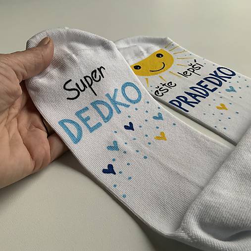 Maľované pánske ponožky s nápisom : "Super OCKO (starký)/ ešte lepší DEDKO (prastarký)" (biele s modrou)