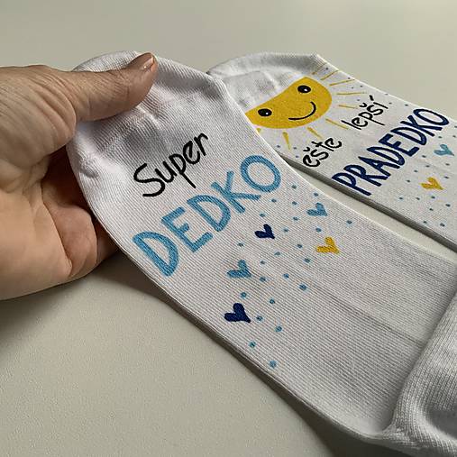 Maľované pánske ponožky s nápisom : "Super OCKO (starký)/ ešte lepší DEDKO (prastarký)" (biele s modrou)