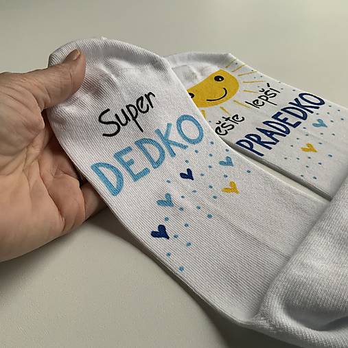 Maľované pánske ponožky s nápisom : "Super OCKO (starký)/ ešte lepší DEDKO (prastarký)" (biele s modrou)
