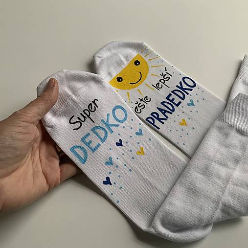 Maľované pánske ponožky s nápisom : "Super OCKO (starký)/ ešte lepší DEDKO (prastarký)" (biele s modrou)
