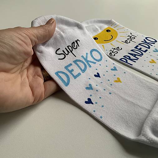 Maľované pánske ponožky s nápisom : "Super OCKO (starký)/ ešte lepší DEDKO (prastarký)" (biele s modrou)