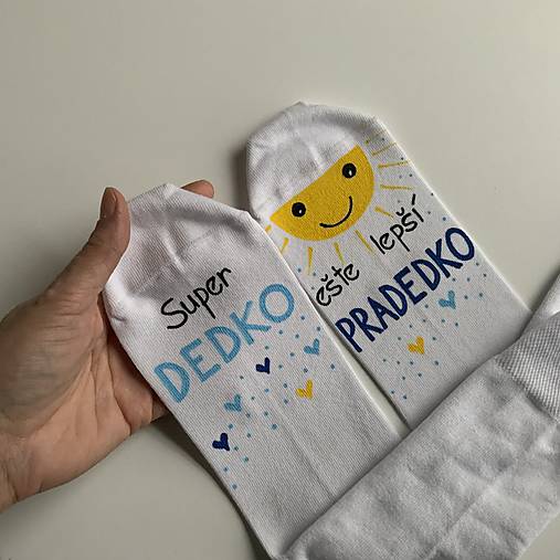 Maľované pánske ponožky s nápisom : "Super OCKO (starký)/ ešte lepší DEDKO (prastarký)" (biele s modrou)