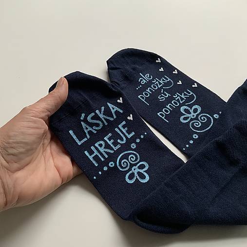 Maľované ponožky s nápisom “LÁSKA HREJE, ale ponožky sú ponožky :) (Tmavomodré)