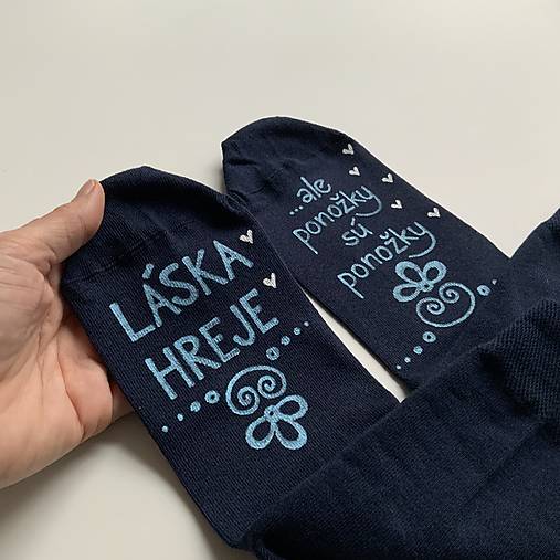Maľované ponožky s nápisom “LÁSKA HREJE, ale ponožky sú ponožky :) (Tmavomodré)