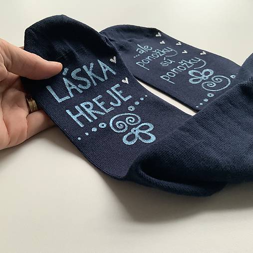 Maľované ponožky s nápisom “LÁSKA HREJE, ale ponožky sú ponožky :) (Tmavomodré)