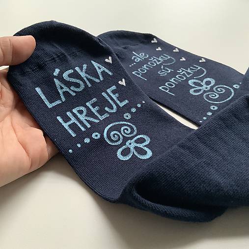 Maľované ponožky s nápisom “LÁSKA HREJE, ale ponožky sú ponožky :) (Tmavomodré)