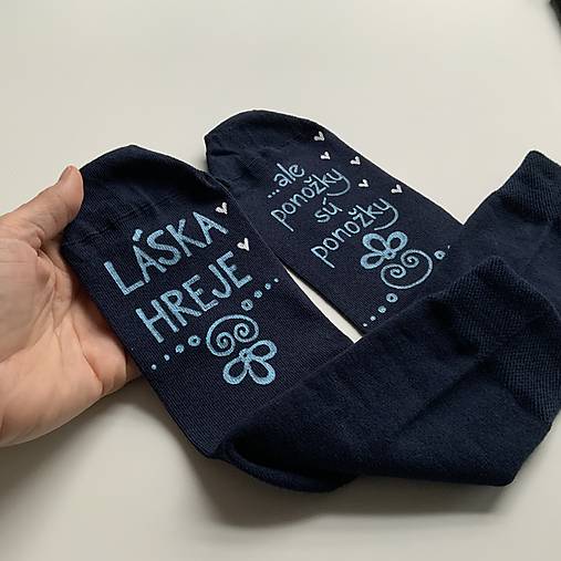 Maľované ponožky s nápisom “LÁSKA HREJE, ale ponožky sú ponožky :) (Tmavomodré)