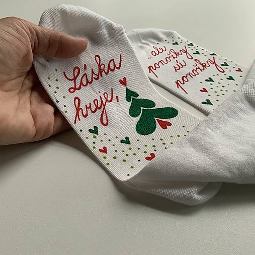 Maľované ponožky s nápisom “LÁSKA HREJE, ale ponožky sú ponožky :) (Vianočneladené  biele)