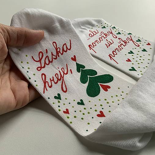 Maľované ponožky s nápisom “LÁSKA HREJE, ale ponožky sú ponožky :) (Vianočneladené  biele)
