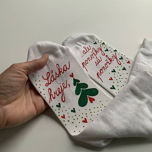 Maľované ponožky s nápisom “LÁSKA HREJE, ale ponožky sú ponožky :) (Vianočneladené  biele)