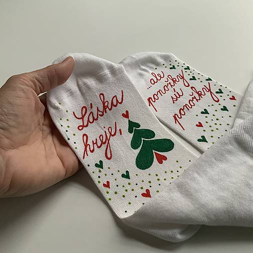 Maľované ponožky s nápisom “LÁSKA HREJE, ale ponožky sú ponožky :) (Vianočneladené  biele)