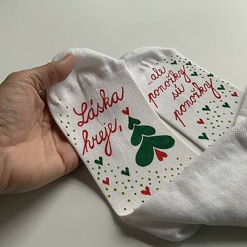 Maľované ponožky s nápisom “LÁSKA HREJE, ale ponožky sú ponožky :) (Vianočneladené  biele)