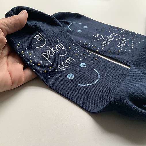 Maľované ponožky s nápisom: “…aj múdry som / ... aj pekný som”