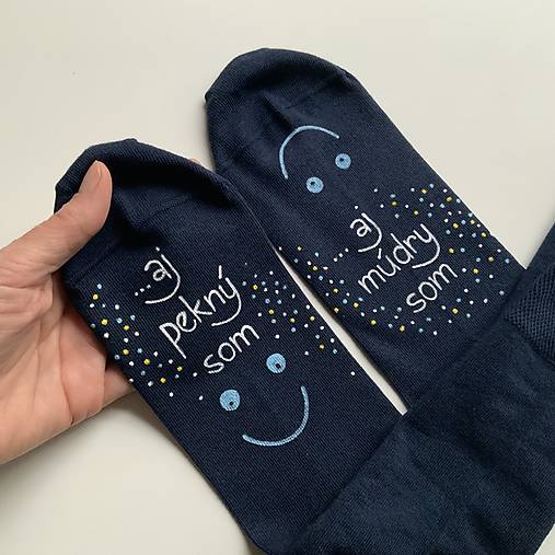 Maľované ponožky s nápisom: “…aj múdry som / ... aj pekný som”