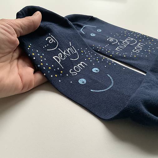 Maľované ponožky s nápisom: “…aj múdry som / ... aj pekný som”