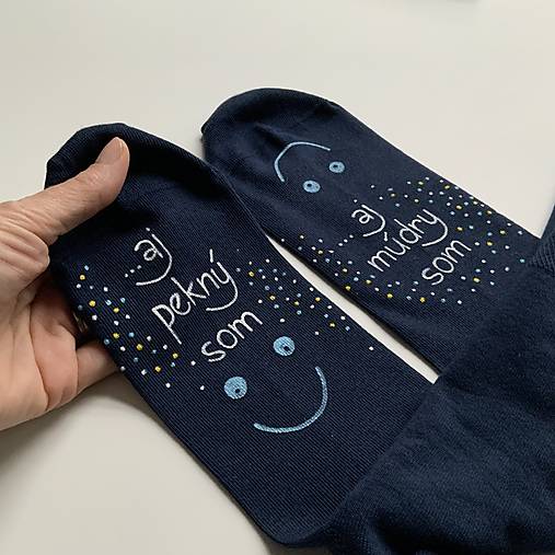 Maľované ponožky s nápisom: “…aj múdry som / ... aj pekný som”