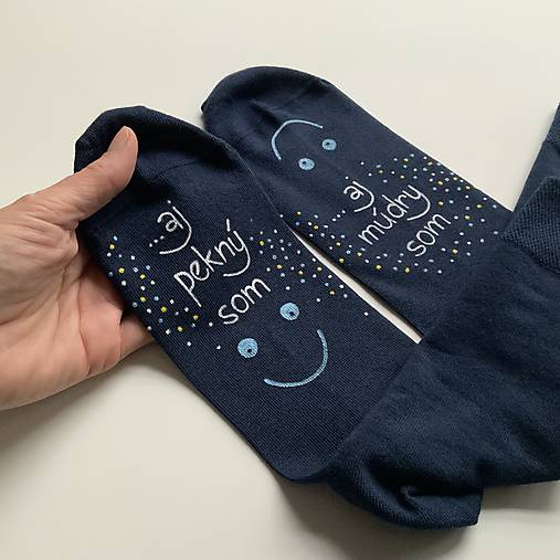 Maľované ponožky s nápisom: “…aj múdry som / ... aj pekný som”