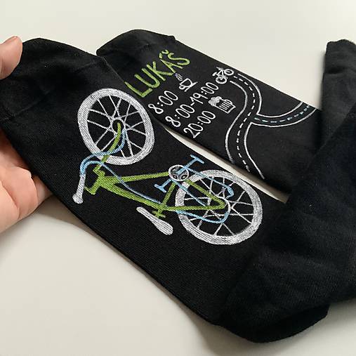 Maľované čierne ponožky s bicyklom, menom a denným harmonogramom :)