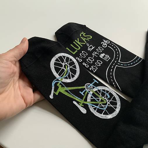 Maľované čierne ponožky s bicyklom, menom a denným harmonogramom :)