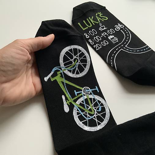 Maľované čierne ponožky s bicyklom, menom a denným harmonogramom :)