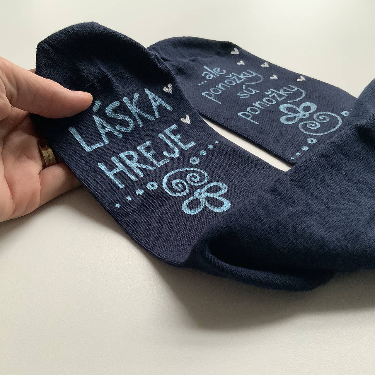 Maľované ponožky s nápisom “LÁSKA HREJE, ale ponožky sú ponožky :) (Tmavomodré)