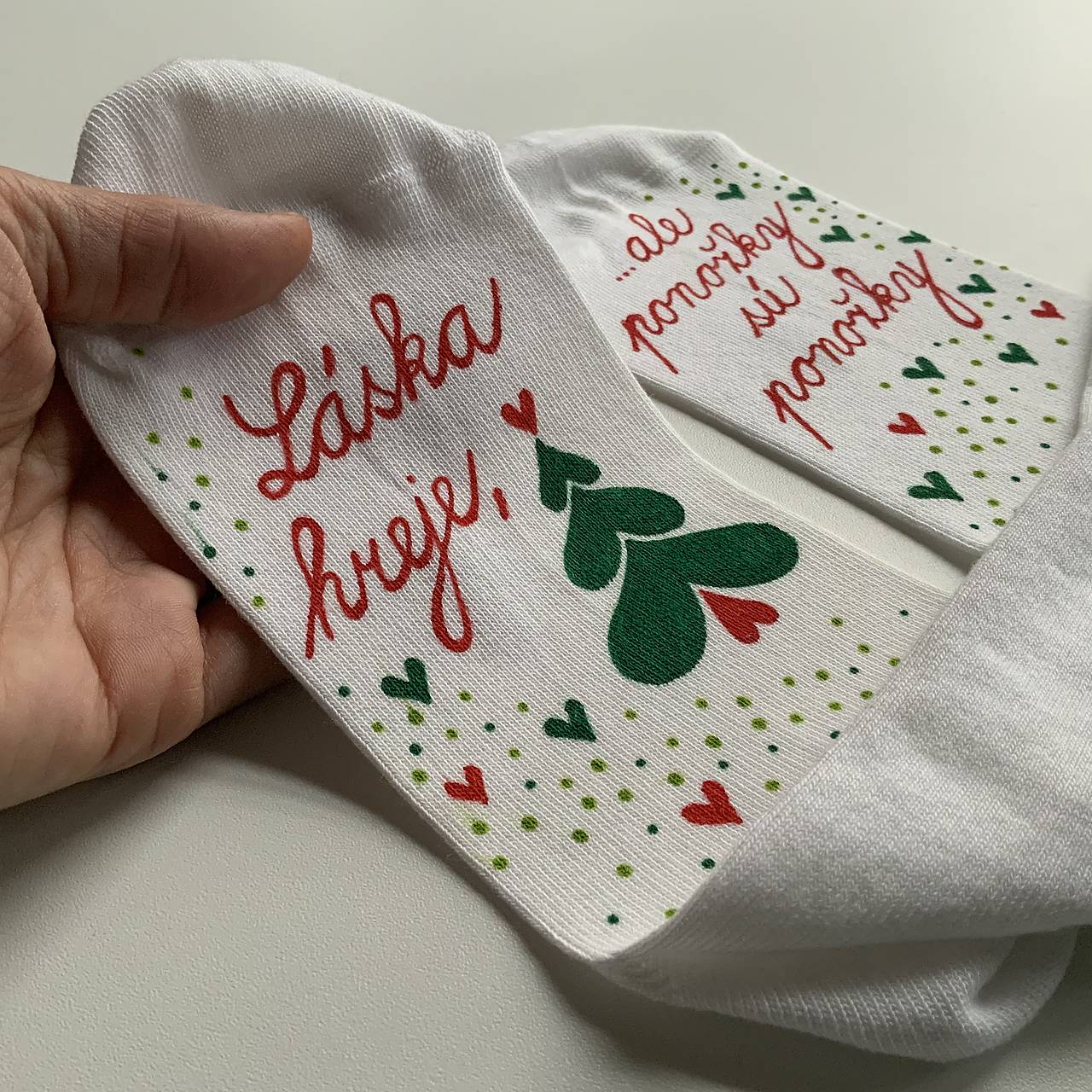 Maľované ponožky s nápisom “LÁSKA HREJE, ale ponožky sú ponožky :) (Vianočneladené  biele)