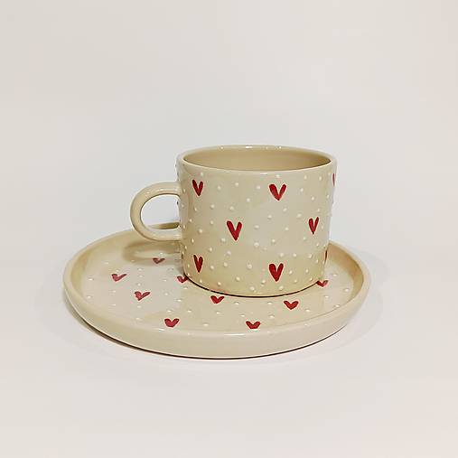 Tanier srdiečkový s bodkami