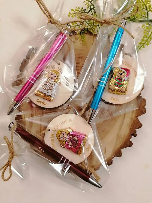 Materiál ručne robený - Drevené vianočné gule 6 cm s miestom na sladkosť s gravírovanym perom - 18038588_