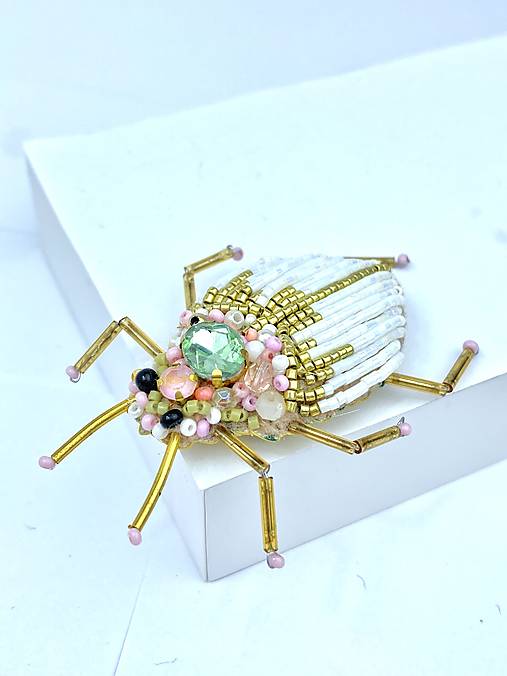 Brož BEETLE  white