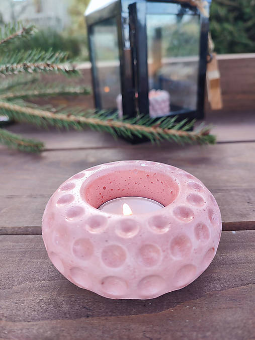 Svietidlá - Terakoto-ružový svietnik z betónu - 18038307_