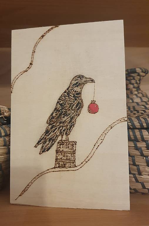 Dekorácie - Havran a vianočná guľa - pyrografia + akryl - 18038988_