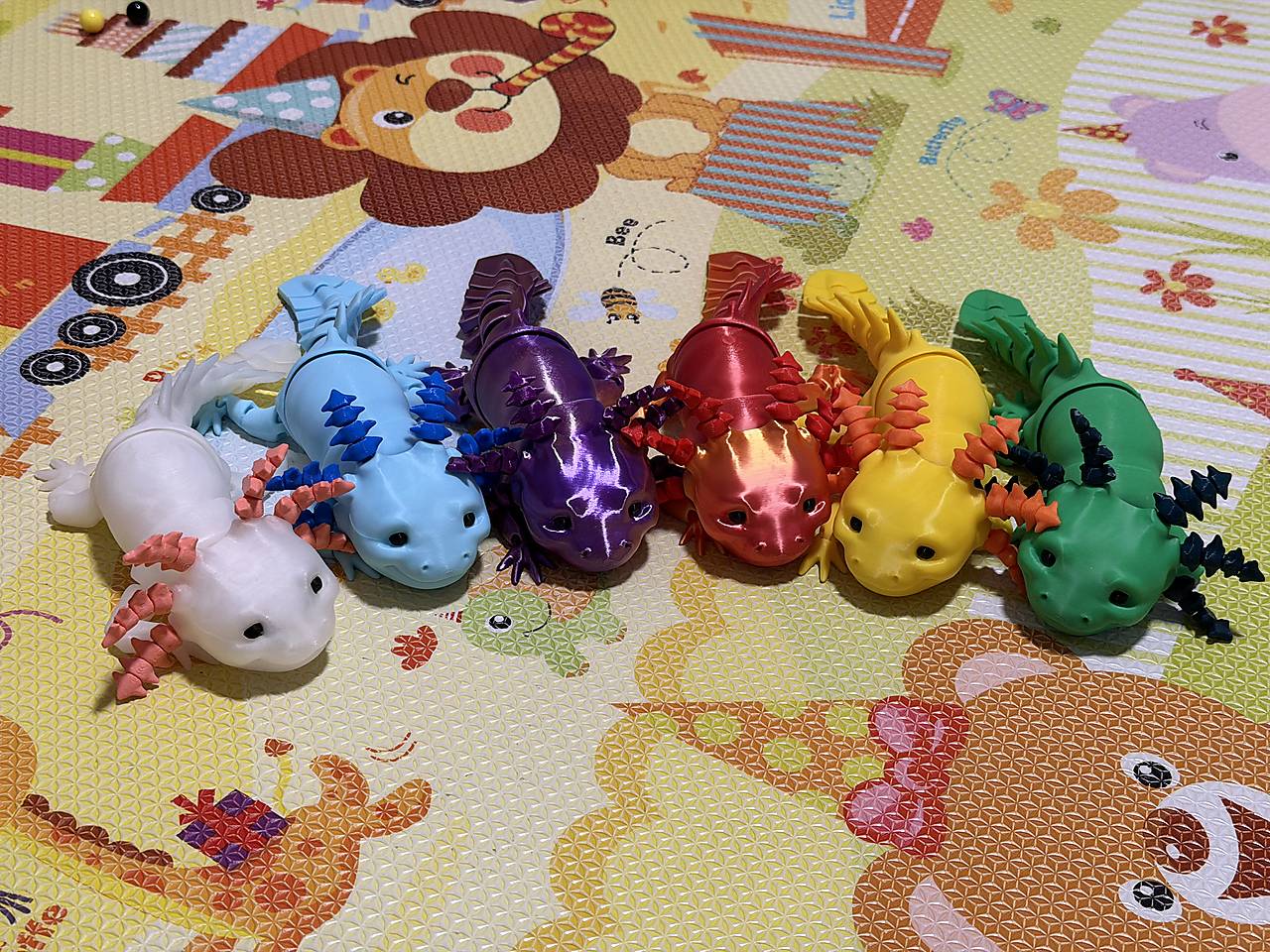 Axolotl – ohybná figúrka v rôznych farebných variantoch