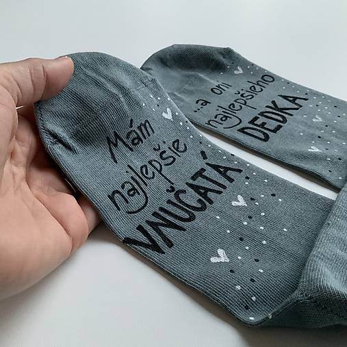 Maľované ponožky pre najlepšiu BABKU/najlepšieho DEDKA, ktorá má najlepšie vnúčatká (sivé pre dedka)