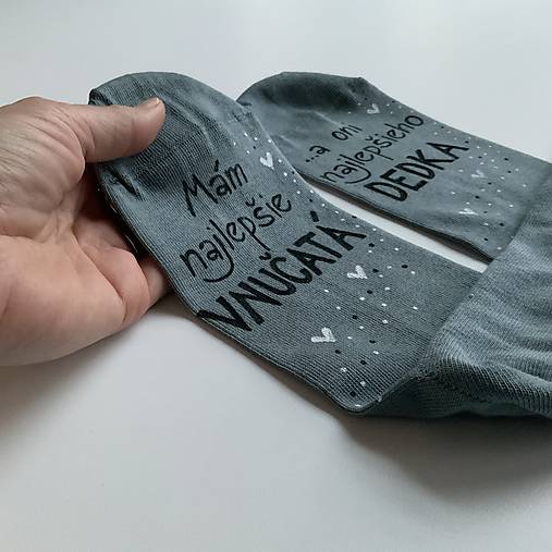 Maľované ponožky pre najlepšiu BABKU/najlepšieho DEDKA, ktorá má najlepšie vnúčatká (sivé pre dedka)