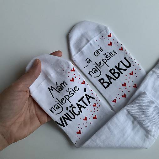 Maľované ponožky pre najlepšiu BABKU/najlepšieho DEDKA, ktorá má najlepšie vnúčatká (V čierno červenej kombinácii maľby)