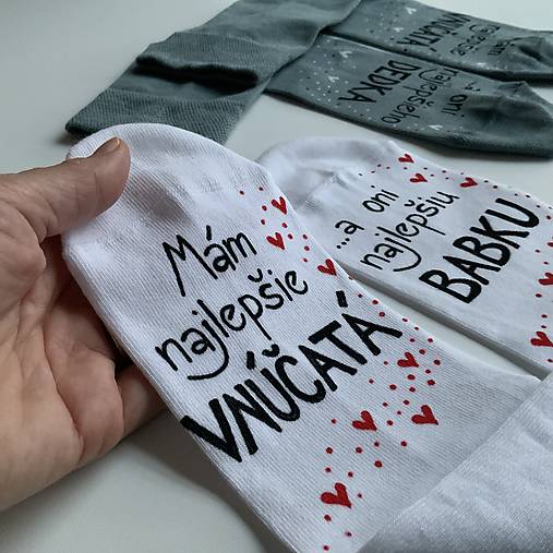 Maľované ponožky pre najlepšiu BABKU/najlepšieho DEDKA, ktorá má najlepšie vnúčatká (V čierno červenej kombinácii maľby)