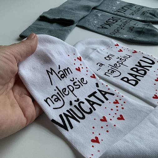 Maľované ponožky pre najlepšiu BABKU/najlepšieho DEDKA, ktorá má najlepšie vnúčatká (V čierno červenej kombinácii maľby)