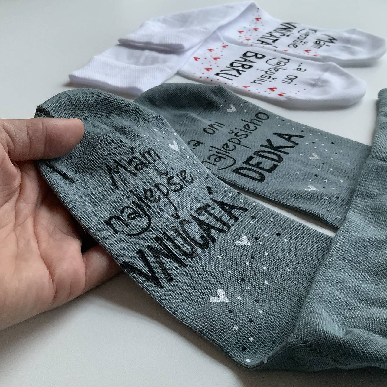 Maľované ponožky pre najlepšiu BABKU/najlepšieho DEDKA, ktorá má najlepšie vnúčatká (sivé pre dedka)