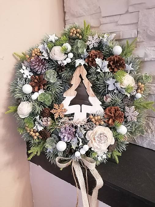 Dekorácie - Bielo prírodný veniec so stromčekom 34 cm - 18041237_