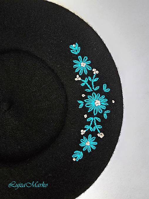 Čiapky, čelenky, klobúky - Čierna baretka s výšivkou - 18041693_