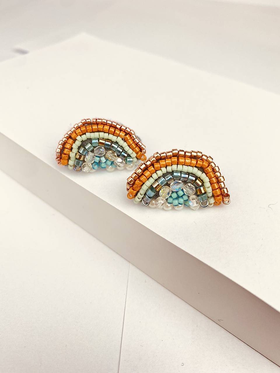 Korálkové náušnice vyšívané